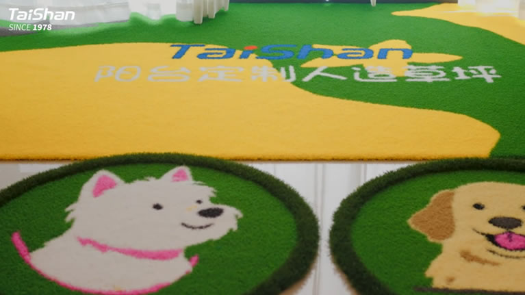 Zona de entrenamiento en balcón, con césped sintético personalizado